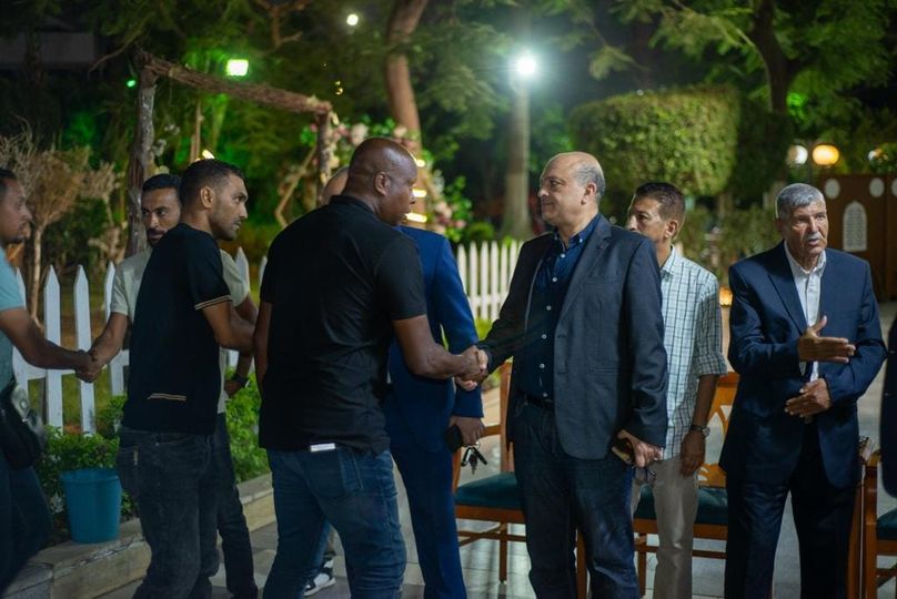 احمد عفيفى يتلقى العزاء من تامر حنفى
