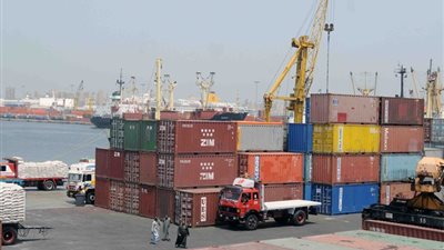 وصول عبارتين تحملان 1623 سيارة إلى الإسكندرية