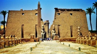 الآثار تؤكد سلامة معبد الكرنك بعد اندلاع حريق محدود 