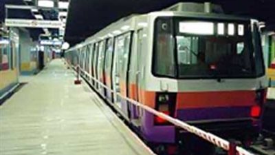 ضبط إخواني أثناء قيامه بكتابة عبارات داخل  قطار المترو 