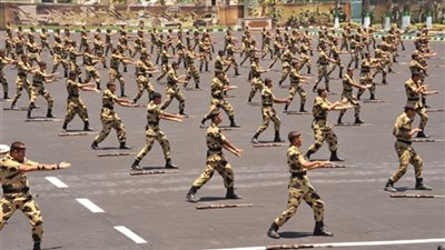 صدقي صبحي يلتقي طلبة الكليات العسكرية ويشاركهم الافطار بالكلية الحربية