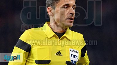 حكم القمة  يتفقد الملعب قبل الإحماء