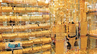 الذهب يواصل التراجع إلى أدنى مستوياته منذ 5 سنوات