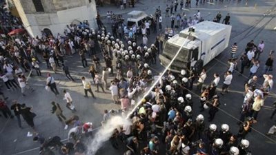 الشرطة التركية تطلق مدافع المياه والغاز على المتظاهرين بأنقرة 
