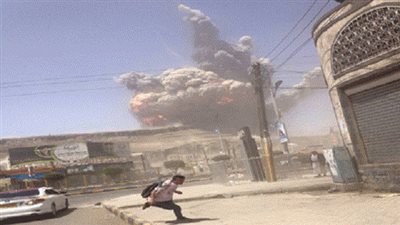 إصابة 4 حراس من وزارة التربية اليمنية في انفجار قنبلة ألقاها مجهولون   