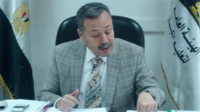 الرافعى يعرب عن فخره باللوحات والمجسمات التى رسمها الطلاب لصرح قناة السويس