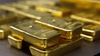 الذهب يتراجع قرب أقل مستوى في خمس سنوات ونصف