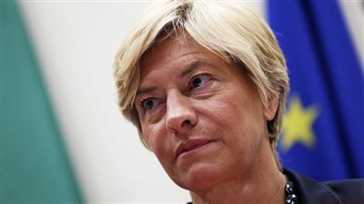 وزيرة الدفاع الإيطالية: الحرب ضد الإرهاب طويلة المدى