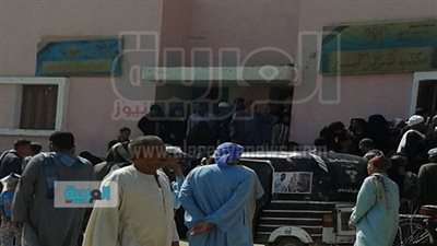 بالصور.. لليوم الثالث زحام ومشادات أمام مكاتب التموين بأسيوط