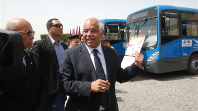 محافظ القاهرة ووزير الدولة الإماراتي يشهدان تسلم أتوبيسات النقل العام