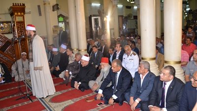 محافظ السويس ومفتي الجمهورية والقيادات الأمنية يؤدون صلاة الجمعة بمسجد سيدي الغريب