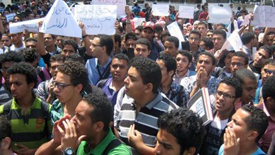 طلاب الثانوية يتظاهرون أمام 