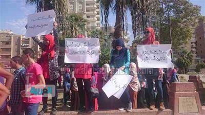 وقفة لطلاب الثانوية في السويس ضد درجات السلوك