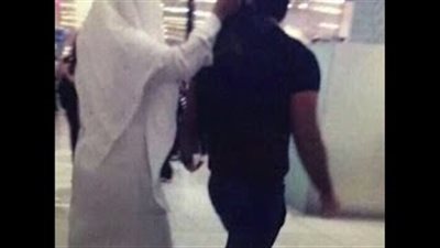 بالفيديو.. طرد فنان كويتي خارج أحد المولات بـ