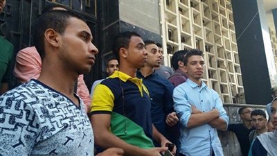 وقفه احتجاجية لخريجي الدبلومات الفنية أمام وزارة التعليم العالي