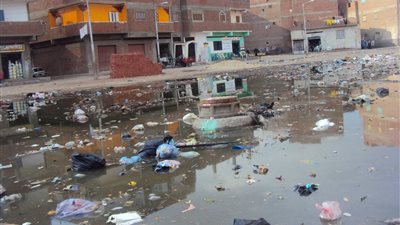 التلوث والصرف الصحي ينذران بكارثة في بحيرة قارون.. نفوق جماعي للأسماك على مساحة 55 ألف فدان.. وهجرة جماعية للصيادين المصريين إلى السودان