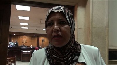 مدرسة تتجرد من ملابسها لمقابلة وزير التعليم