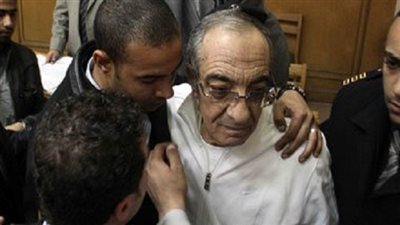 زكريا عزمي يغادر قاعة المحكمة في 