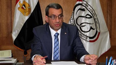 رئيس السكك الحديدية يكافئ الطاقم الفني للهيئة لإصلاح كوبري نجع حمادي