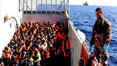 سفينتان بريطانيتان تنقذان مئات المهاجرين في البحر المتوسط