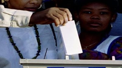 حزب المعارضة الرئيسي بجنوب أفريقيا يطرد عضوة أشادت بحقبة الفصل العنصري