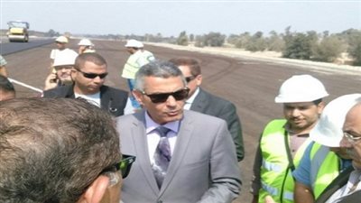 وزير النقل يتفقد مشروعات الطرق بالمنيا 