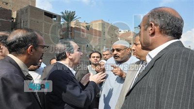 محافظ الجيزة يزور المتضررين من انهيار عقار 