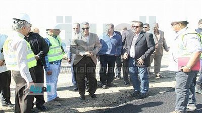 وزير النقل يتفقد المشروع القومي للطرق في المنيا