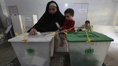 مقتل وإصابة 19 باكستانيًا في اشتباكات بين حزبين سياسيين أثناء الانتخابات