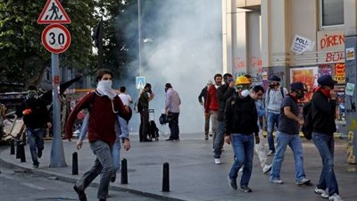 الشرطة التركية تطلق الغاز لتفريق مظاهرة احتجاج على نتائج الانتخابات