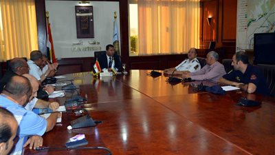 محافظ الأقصر يبحث نقل الفنادق العائمة إلى مراسي أخرى 