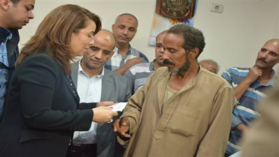 بالصور.. وزيرة التضامن تتفقد ضحايا سيول الإسكندرية