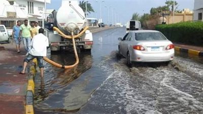الدفع بـ 16 سيارة لسحب مياه الأمطار بالبحيرة والإسكندرية