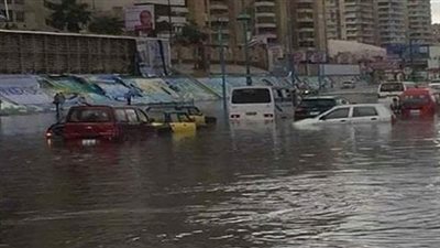 الأمطار تشل مرافق المحافظات.. أهالي العامرية يقطعون الطريق الصحراوي.. قوات الأمن تسيطر على غضب أهالي دمنهور.. تعطيل القطارات واختناقات في المترو بسبب الأمطار والزحام