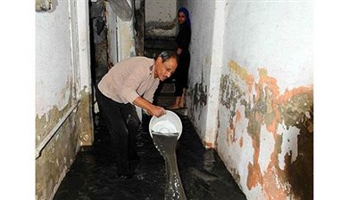 تجمهر أهالى الإسكندرية اعتراضًا على غمر منازلهم بمياه الأمطار