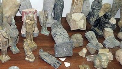 ضبط 17 قطعة يشتبه في أثريتها بمنزل في المنيا