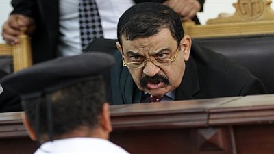 جدال بين القاضي والدفاع بـ