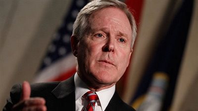 وزير البحرية الأمريكية يغادر القاهرة