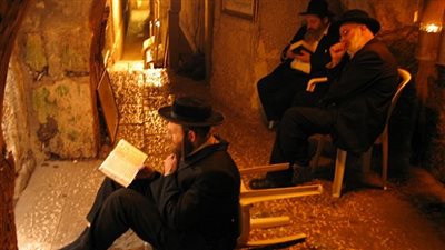 جولة مهندس آثار إسرائيلي وضابط مخابرات داخل الأقصى تثير التوتر