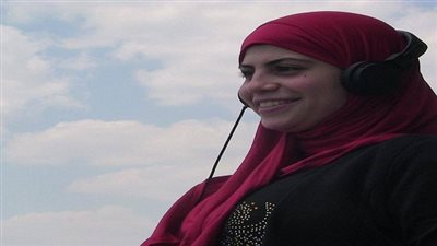 فتاة تدعو بـ