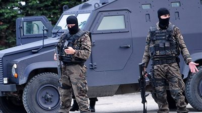 مقتل مدني وإصابة رجل شرطة في انفجار سيارة مفخخة بجنوبي تركيا