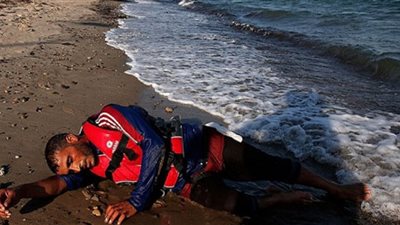 مقتل 14 لاجئا بعد غرق قاربهم المطاطي في مياه بحر إيجه