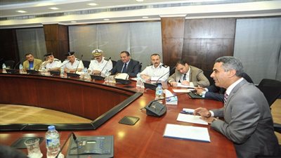 وزير النقل يبحث مع المسئولين إجراءات تأمين المحطات والقطارات