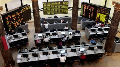 مُحللون: سوق الصرف والأخبار السلبية يسيطران على نفسية المتعاملين