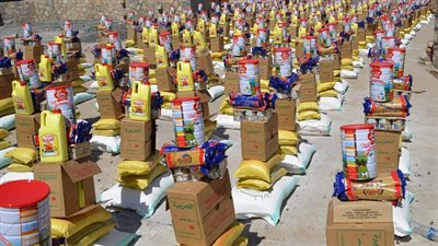 توزيع معونات غذائية وإنسانية على 77 أسرة من أهالي الشيخ زويد