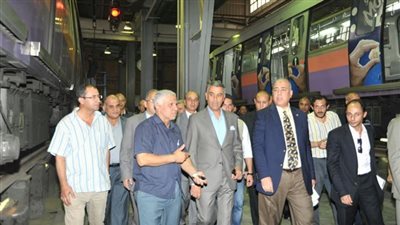 وزير النقل يتفقد غرفة التحكم المركزي لمترو الأنفاق