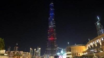 الإمارات تضيء برج الخليفة بألوان العلم الفرنسي تضامنًا مع ضحايا باريس
