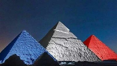 إضاءة الأهرامات بأعلام لبنان وفرنسا وروسيا تنديدًا بالإرهاب