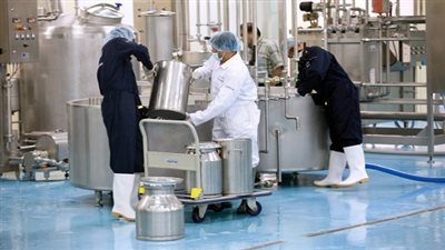 ضبط مصنع يستخدم موادًا فاسدة في صناعة الألبان بالمنيا