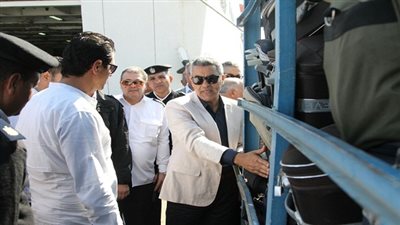 وزير النقل يتفقد ميناء نويبع ويشهد تجربة إنقاذ